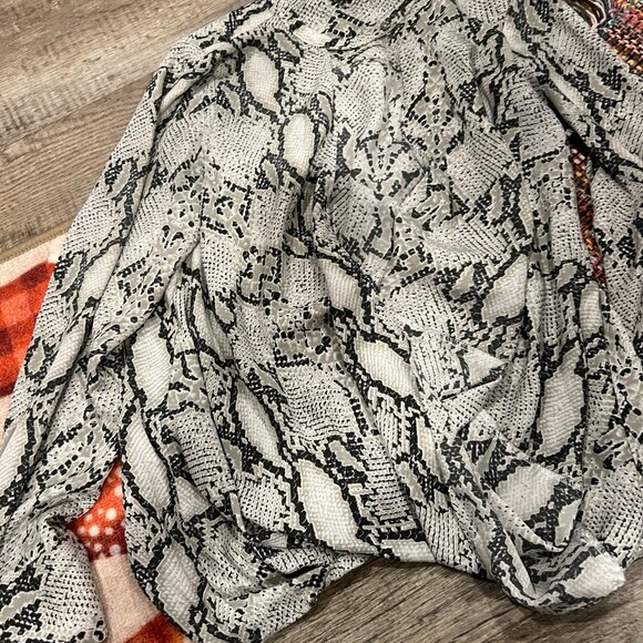 Olivaceaous medium snake print top - Picture 5 of 10